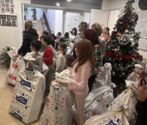 Запослени „Градске чистоће“ уручили поклоне штићеницима Прихватилишта за децу Београда и Удружења „Наша кућа“